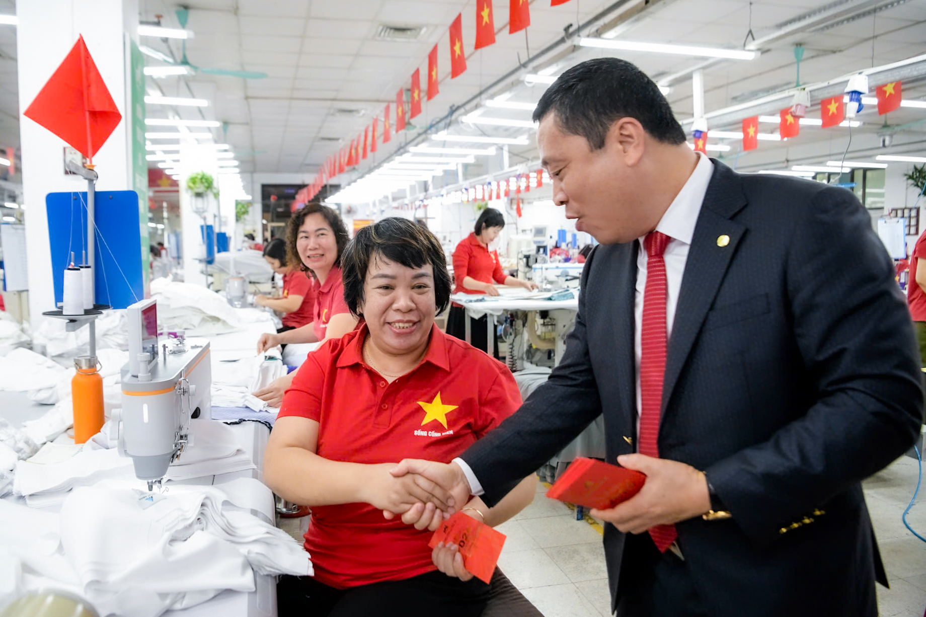 Sau Tết, công nhân rộn ràng nhận lì xì, doanh nghiệp tất bật đơn hàng mới - Ảnh 2. lì xì - Ảnh 2.