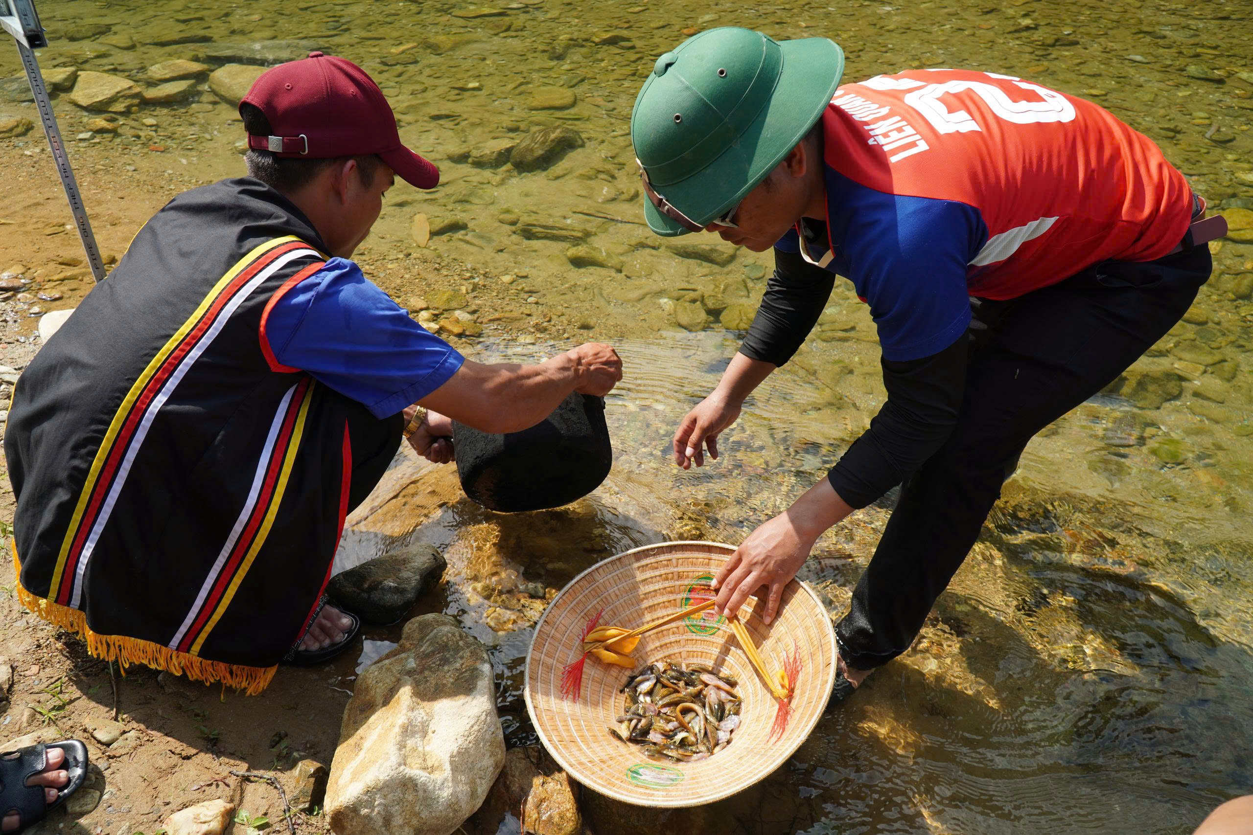 Lạ kỳ tục ‘đắp chăn ngày mùng 7 tết’: Cả làng xuống suối đón lộc đầu năm- Ảnh 2.
