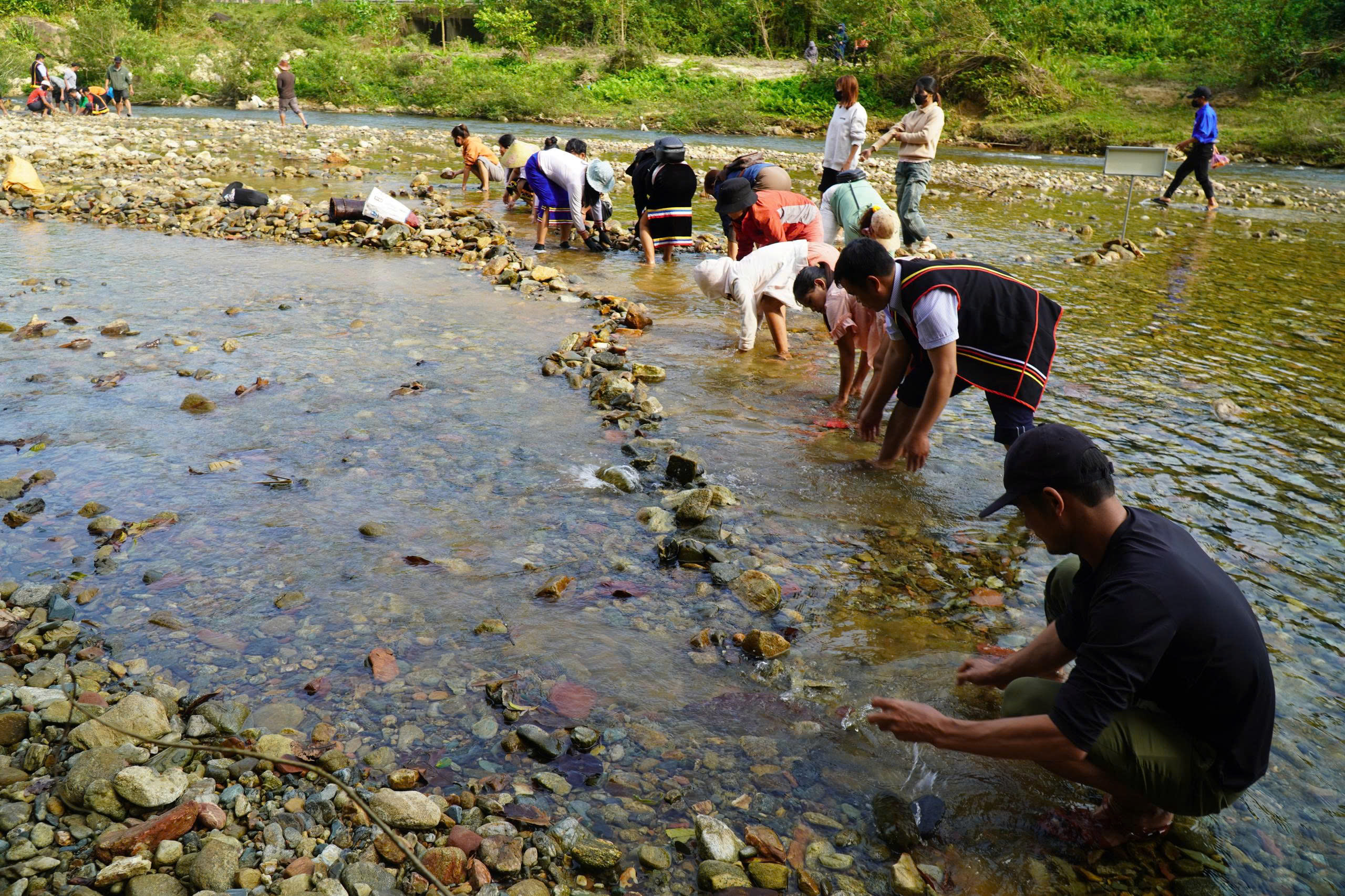Lạ kỳ tục ‘đắp chăn ngày mùng 7 tết’: Cả làng xuống suối đón lộc đầu năm- Ảnh 3.