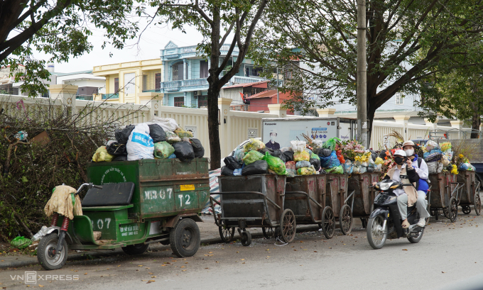 Điểm tập kết rác trên đường Hạc Thành, gần cổng trụ sở Công an tỉnh Thanh Hoá. Ảnh: Lê Hoàng