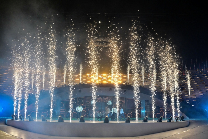 Nhóm Major Lazer biểu diễn trong lễ bế mạc Olympic mùa Đông 2026. Ảnh: AFP