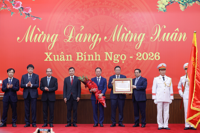 Thủ tướng Phạm Minh Chính thay mặt lãnh đạo Đảng, Nhà nước trao bằng chứng nhận Huân chương Lao động hạng Nhất tặng Viện Hàn lâm Khoa học và Công nghệ Việt Nam - Ảnh: Nhật Bắc