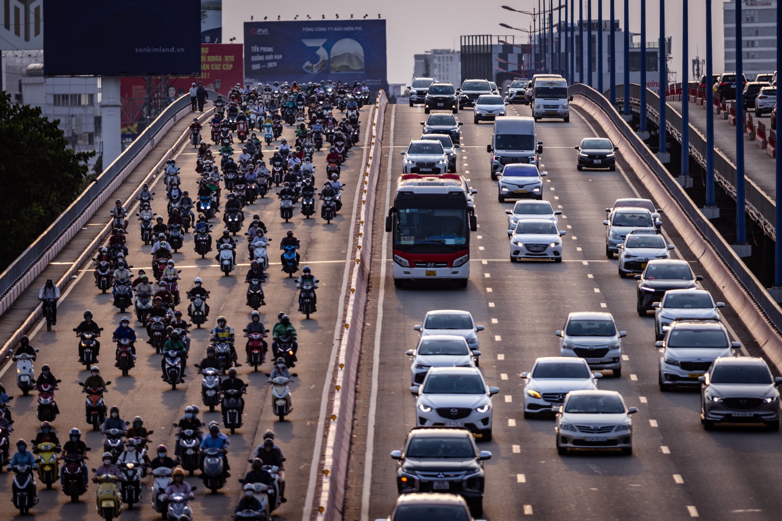 Cảnh tượng đẹp choáng ngợp chiều mùng 7 ở TP.HCM- Ảnh 2.