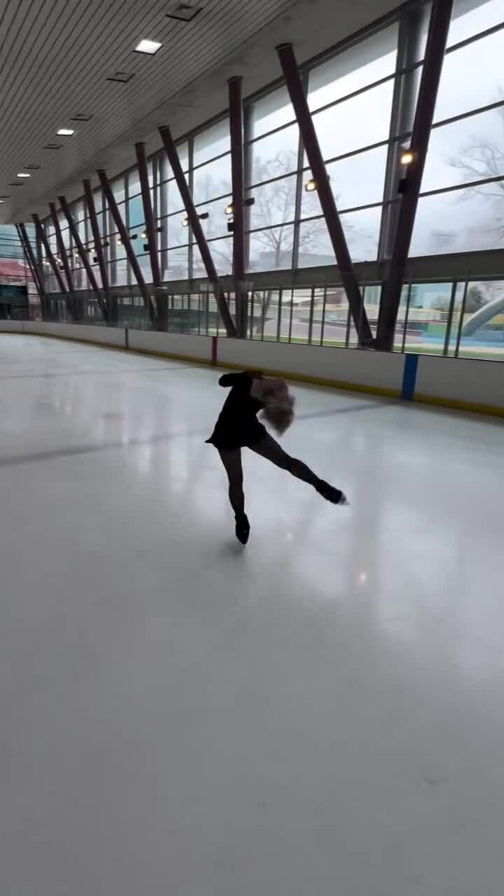 Alyssa Liu tập luyện trượt băng nghệ thuật