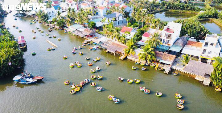 Khám phá ngôi làng Việt lọt top đẹp nhất thế giới 4 Cẩm Thanh nổi tiếng với rừng dừa nước xanh mát, thuyền thúng len lỏi giữa sông rạch, được ví von là miền Tây thu nhỏ giữa lòng Hội An