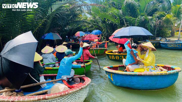 Khám phá ngôi làng Việt lọt top đẹp nhất thế giới 6 Thuyền thúng trở thành phương tiện đưa khách vào sâu bên trong rừng dừa, khám phá hệ sinh thái độc đáo.