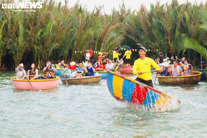 Khám phá ngôi làng Việt lọt top đẹp nhất thế giới 7 Màn biểu diễn lắc thúng chai luôn mang lại cảm giác phấn khích cho du khách khi đến với rừng dừa Bảy Mẫu.