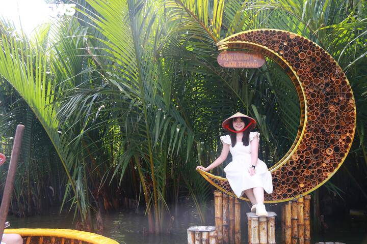 Khám phá ngôi làng Việt lọt top đẹp nhất thế giới 8 Du khách check in tại một trong số rất nhiều tiểu cảnh ở rừng dừa.