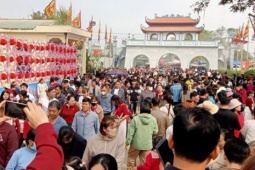 Hàng vạn du khách đổ về ngôi đền thiêng dưới chân núi Nưa xin "nước thánh"