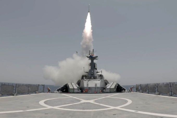 Một tên lửa được khai hoả trong cuộc tập trận quân sự của lực lượng Iran tại eo biển Hormuz trong ảnh đăng ngày 17/2. Ảnh: AFP