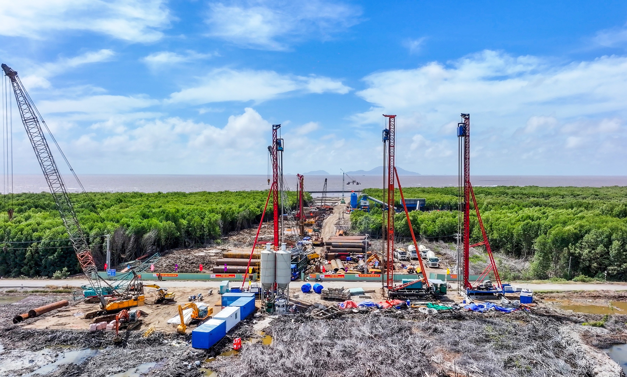 'Xông đất' những công trình ra đảo Hòn Khoai 3 'Xông đất' những công trình ra đảo Hòn Khoai - Ảnh 3.