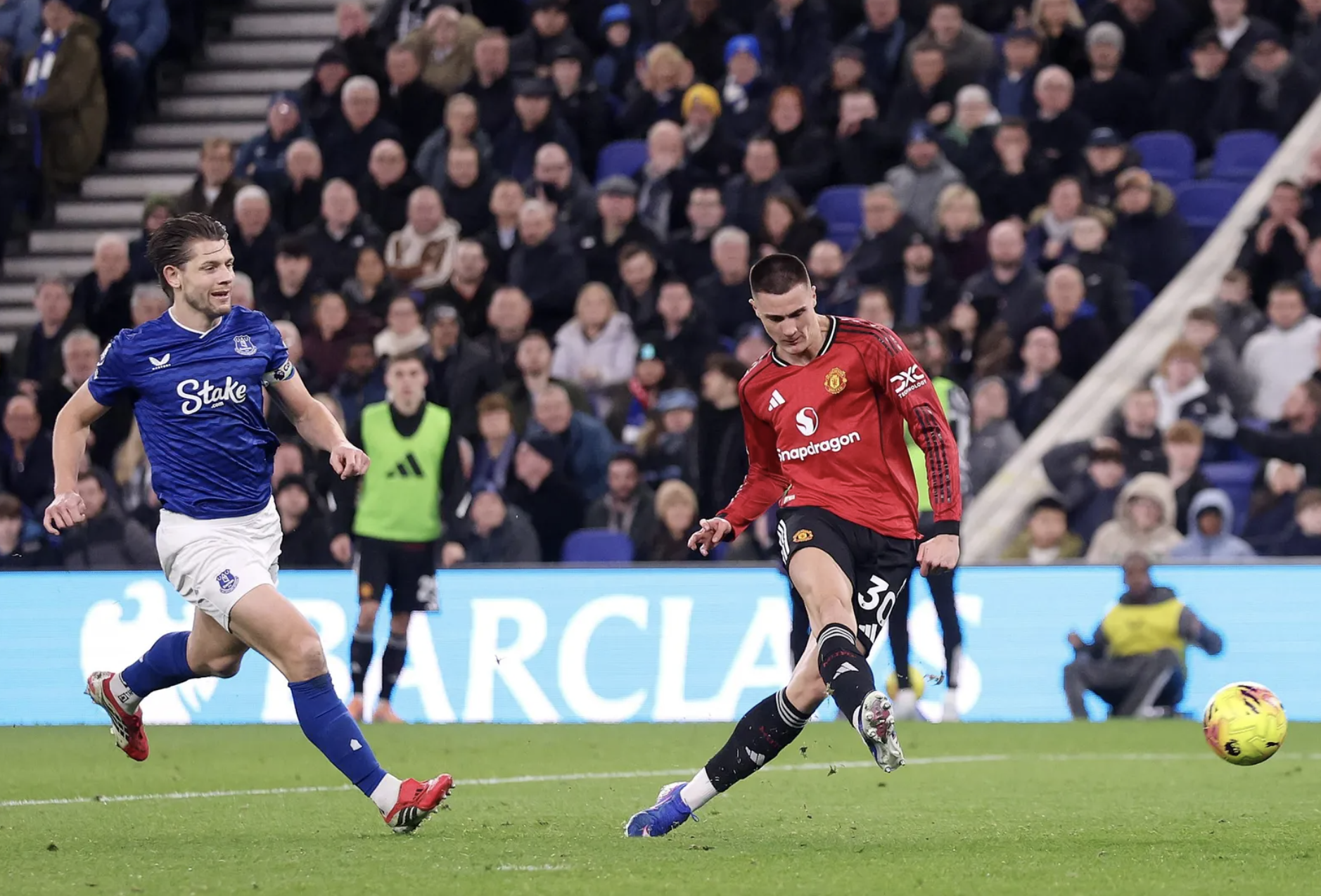 Benjamin Sesko sắm vai siêu dự bị, Man United nối dài mạch bất bại - Ảnh 3.