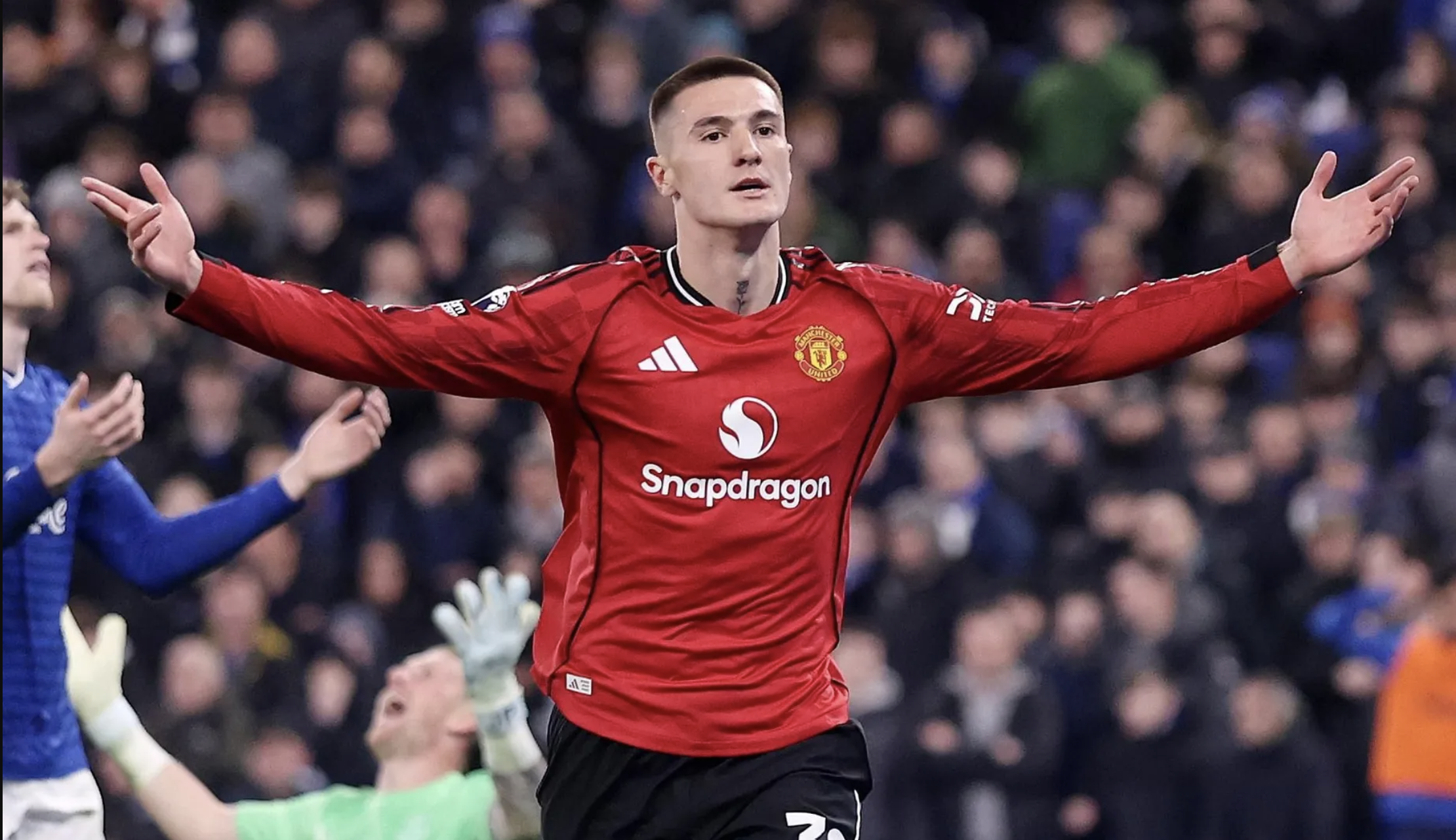 Benjamin Sesko sắm vai siêu dự bị, Man United nối dài mạch bất bại - Ảnh 4.