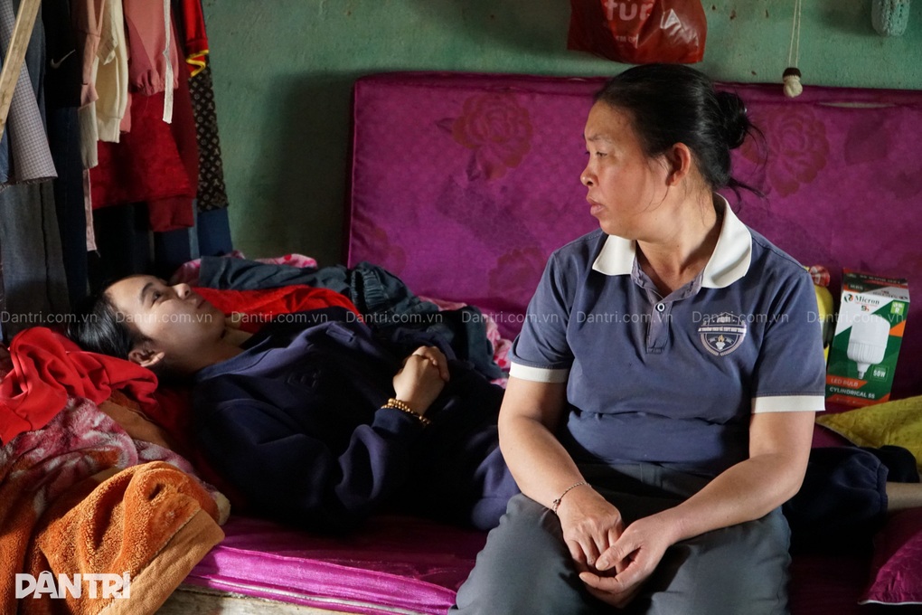 Mẹ nghèo đi vay lãi, bán cả trâu vẫn không đủ tiền chữa bệnh cho con - 2