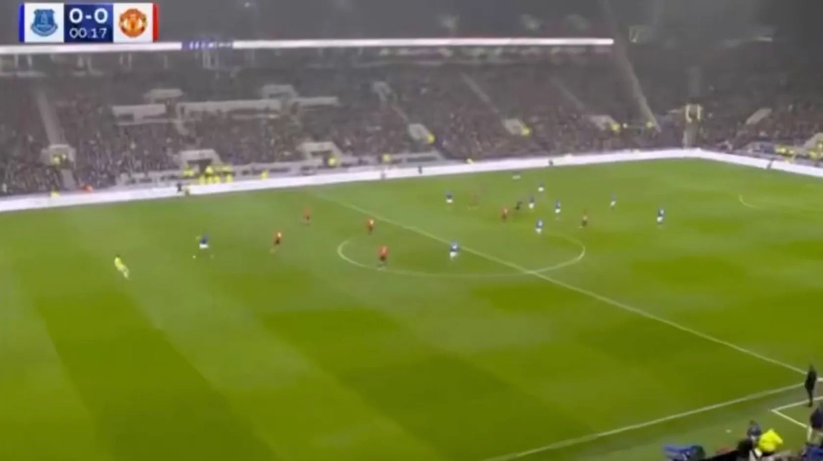 Thủ môn Man United mắc sai lầm kỳ lạ trận gặp Everton 2 Thủ môn Man United mắc sai lầm kỳ lạ trận gặp Everton - Ảnh 2.