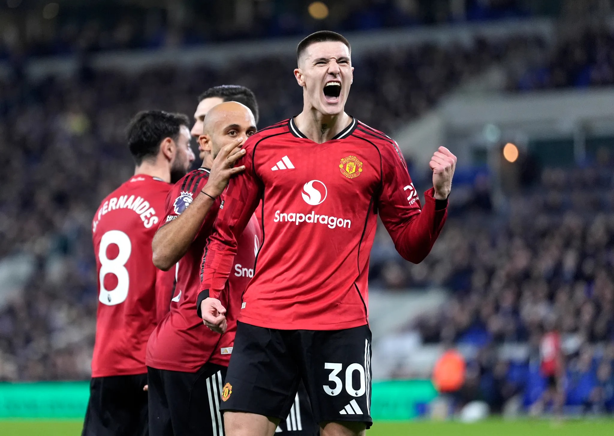 Thủ môn Man United mắc sai lầm kỳ lạ trận gặp Everton 3 Thủ môn Man United mắc sai lầm kỳ lạ trận gặp Everton - Ảnh 3.
