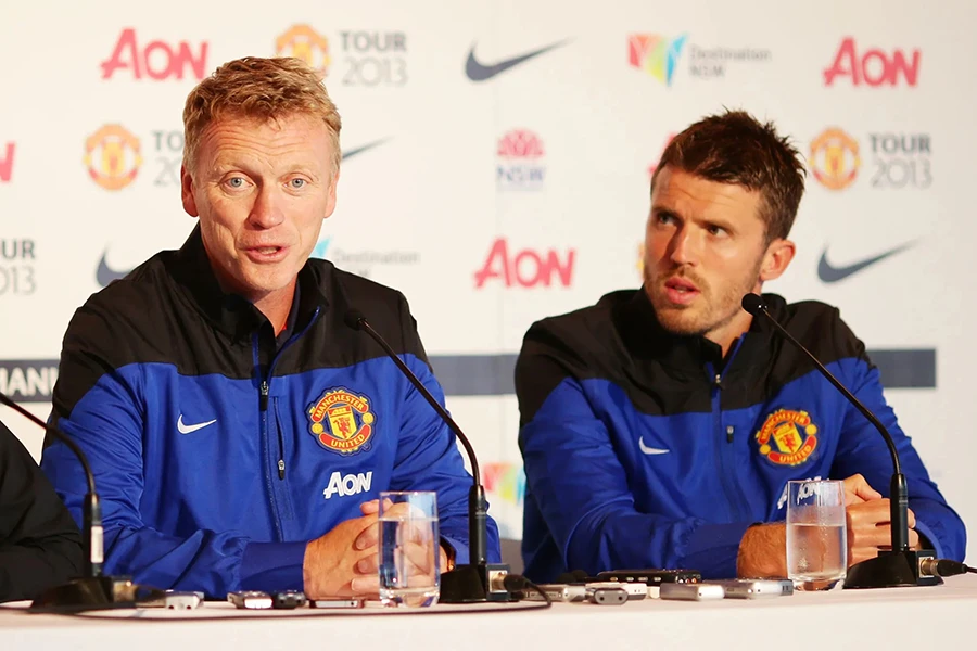 Carrick (trái) tiết lộ Moyes (phải) từng muốn giúp MU có thể lực tốt hơn thời Sir Alex Ferguson. ẢNH: SUNSPORTS/GETTY sir-alex-ferguson-moyes-carrick.jpg
