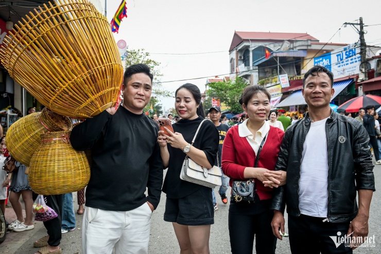 Hàng vạn người đổ về chợ Viềng mua bán cầu may 4 Hàng vạn người đổ về chợ Viềng mua bán cầu may - 3