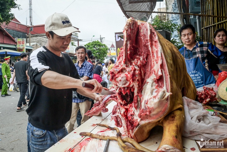 Hàng vạn người đổ về chợ Viềng mua bán cầu may 5 Hàng vạn người đổ về chợ Viềng mua bán cầu may - 4