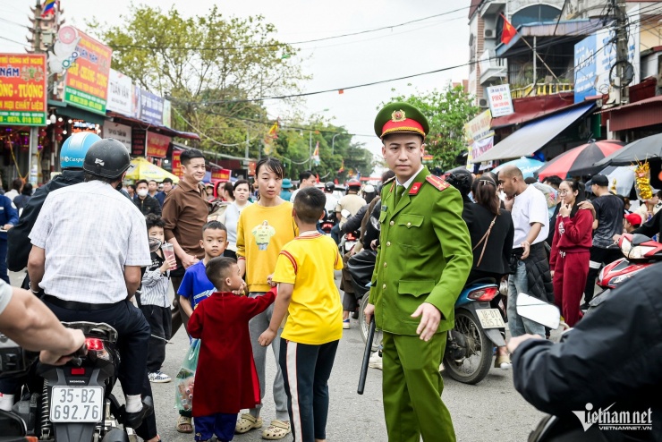 Hàng vạn người đổ về chợ Viềng mua bán cầu may 6 Hàng vạn người đổ về chợ Viềng mua bán cầu may - 5
