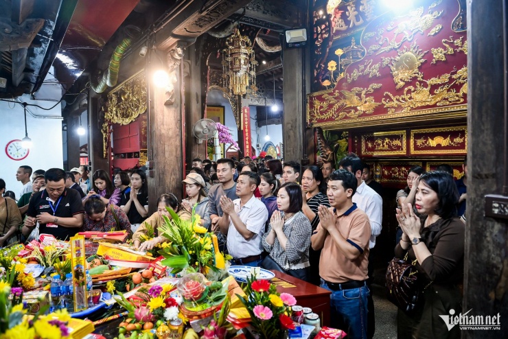 Hàng vạn người đổ về chợ Viềng mua bán cầu may 8 Hàng vạn người đổ về chợ Viềng mua bán cầu may - 7