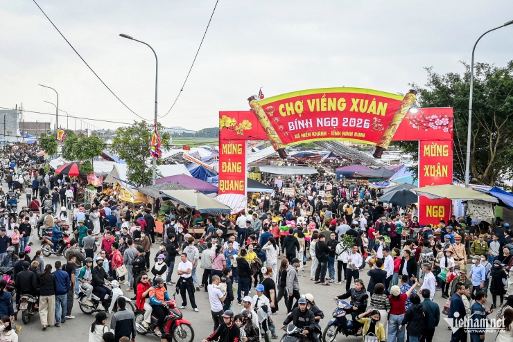 Hàng vạn người đổ về chợ Viềng mua bán cầu may 9 Hàng vạn người đổ về chợ Viềng mua bán cầu may - 8