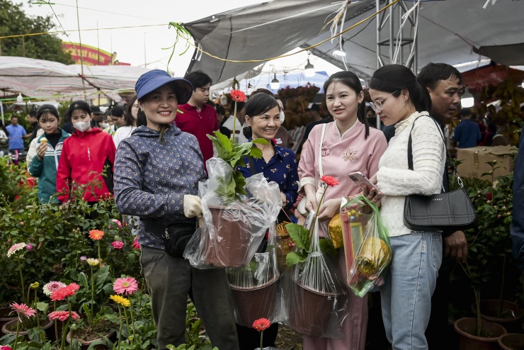 Hàng vạn người đổ về chợ Viềng mua bán cầu may 11 Hàng vạn người đổ về chợ Viềng mua bán cầu may - 10