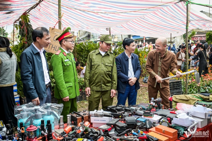 Hàng vạn người đổ về chợ Viềng mua bán cầu may 12 Hàng vạn người đổ về chợ Viềng mua bán cầu may - 11