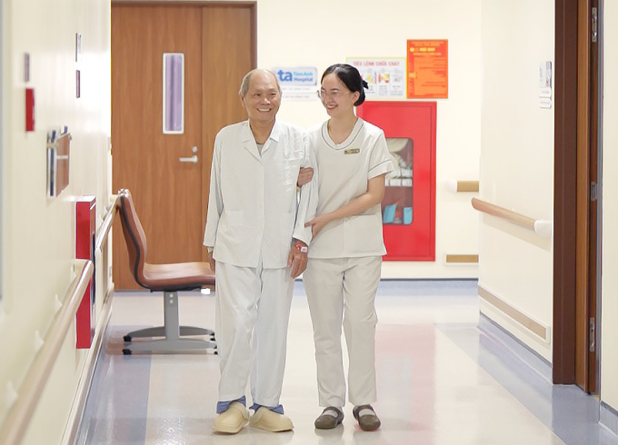 [Ông Lễ khôi phục vận động, đi lại sau liệu trình xạ trị giảm nhẹ 5 buổi. Ảnh: Bệnh viện Đa khoa Tâm Anh