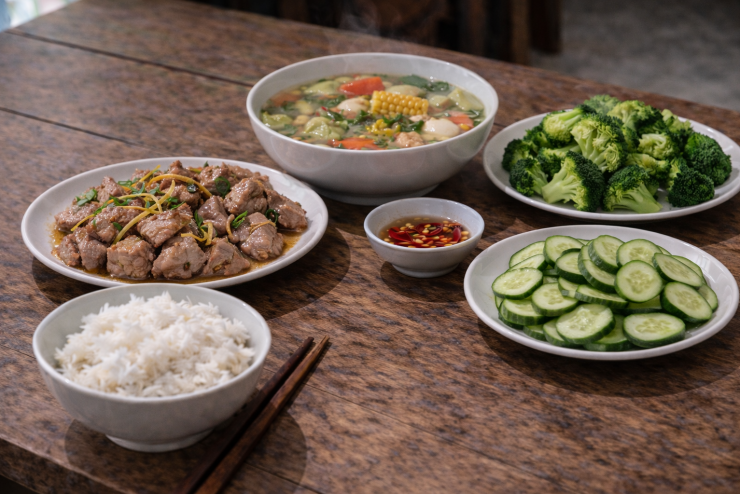 Bữa cơm gia đình đầy đủ dinh dưỡng – gợi ý món ngon mỗi ngày tiết kiệm.