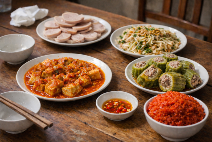 Không khí bữa cơm ấm cúng với thực đơn món ngon mỗi ngày cho cả nhà.