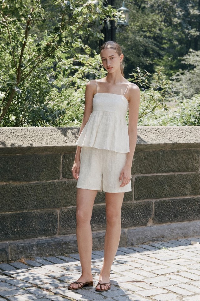 Sành điệu xuống phố cùng áo hai dây và quần shorts ngày nắng- Ảnh 4. Sành điệu xuống phố cùng áo hai dây và quần shorts ngày nắng- Ảnh 4.