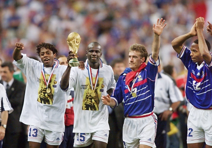 Thuram (cầm cup) là thành viên tuyển Pháp vô địch World Cup 1998 và Euro 2000. Ảnh: AFP