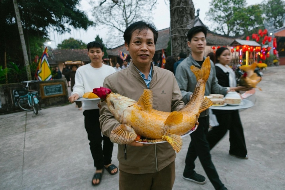 Đặc sản lạ mắt cá chép nằm võng ở Hưng Yên, thân uốn lượn như còn sống - 2