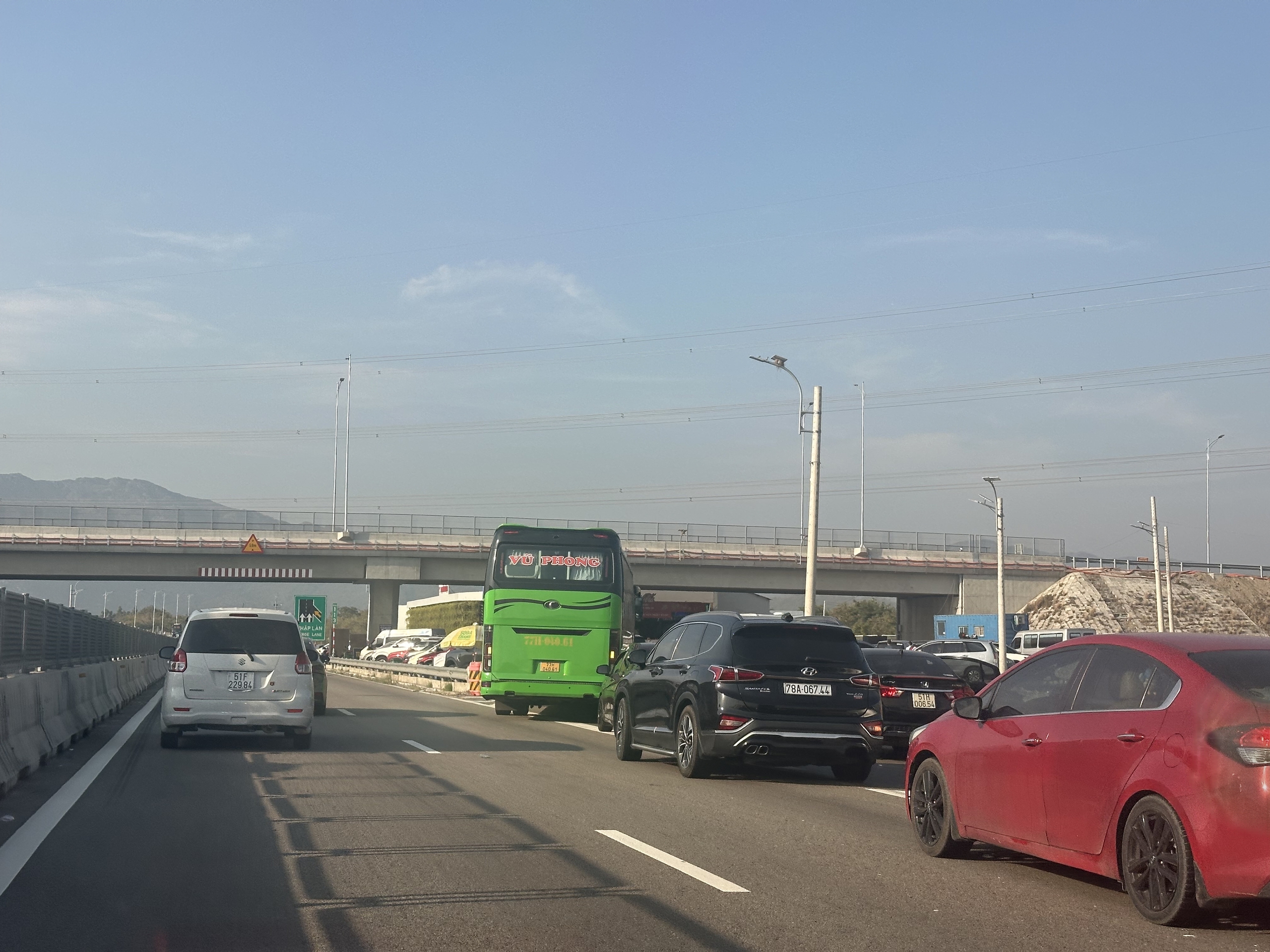 Trạm dừng chân cao tốc thất thủ, nguy cơ tai nạn 'rình rập' tài xế - Ảnh 2.