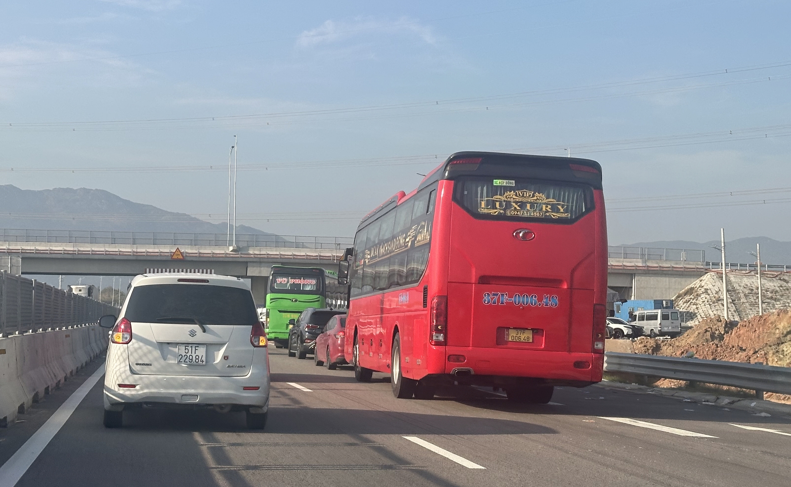 Trạm dừng chân cao tốc thất thủ, nguy cơ tai nạn 'rình rập' tài xế - Ảnh 3.