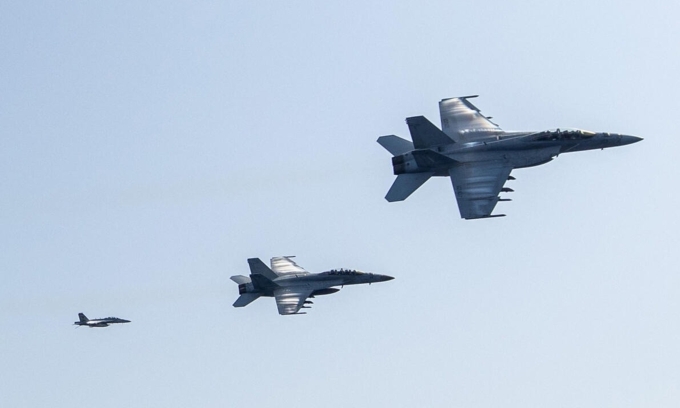 Tiêm kích F/A-18F Super Hornet của hải quân Mỹ tham gia nhiệm vụ hỗ trợ an ninh hàng hải tại khu vực Trung Đông hồi tháng 6/2024. Ảnh: AFP