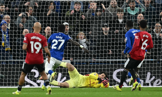 Thủ môn Senne Lammens đổ người bắt gọn một cú dứt điểm trong trận Man Utd thắng Everton 1-0 ở vòng 27 Ngoại hạng Anh trên sân Hill Dickinson, Liverpool, Anh ngày 23/2/2026. Ảnh: AFP
