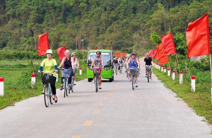 Du khách nước ngoài thích thú với những phút giây trải nghiệm tại làng chài Việt Hải