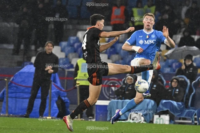 Hojlund tự tin trong màu áo Napoli. Ảnh: EPA. bi-manchester-united-bo-roi-khong-phai-la-tham-hoa (1).jpg