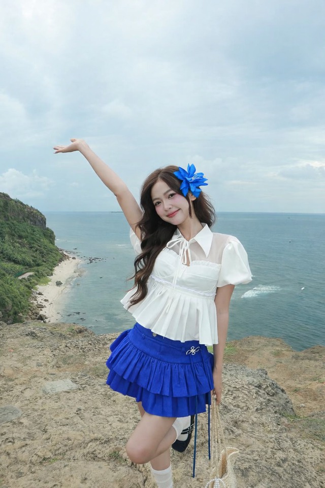 Duyên dáng đầu xuân cùng trang phục màu xanh cô ban- Ảnh 6.