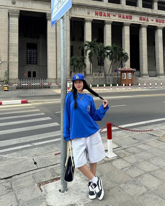 Duyên dáng đầu xuân cùng trang phục màu xanh cô ban- Ảnh 7.