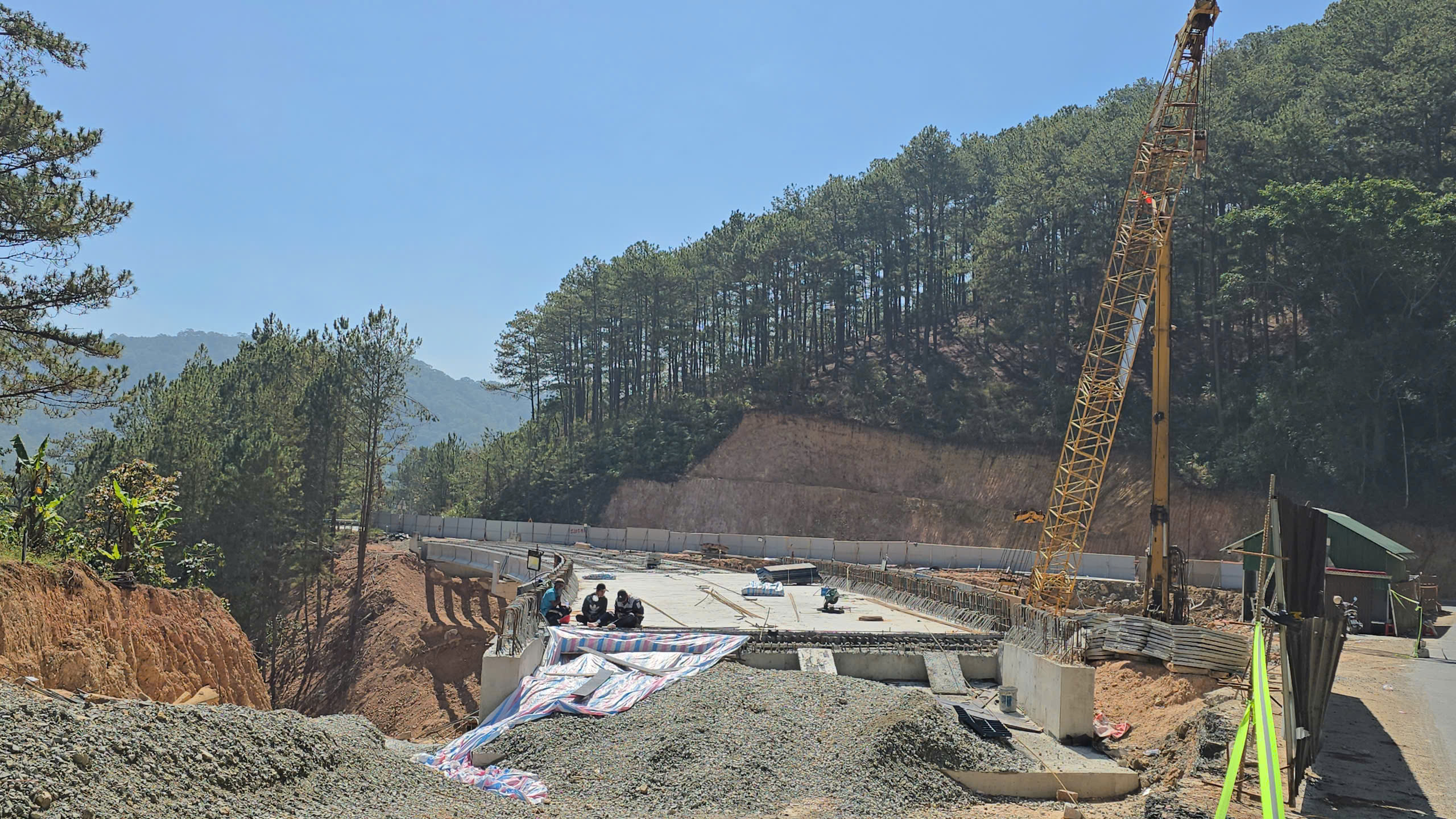 Cầu cạn đèo Mimosa ở cửa ngõ Đà Lạt thi công thần tốc sau sạt lở nghiêm trọng 3 Cận cảnh cầu cạn đèo Mimosa đạt gần 80% sau hơn 50 ngày thi công - Ảnh 3.