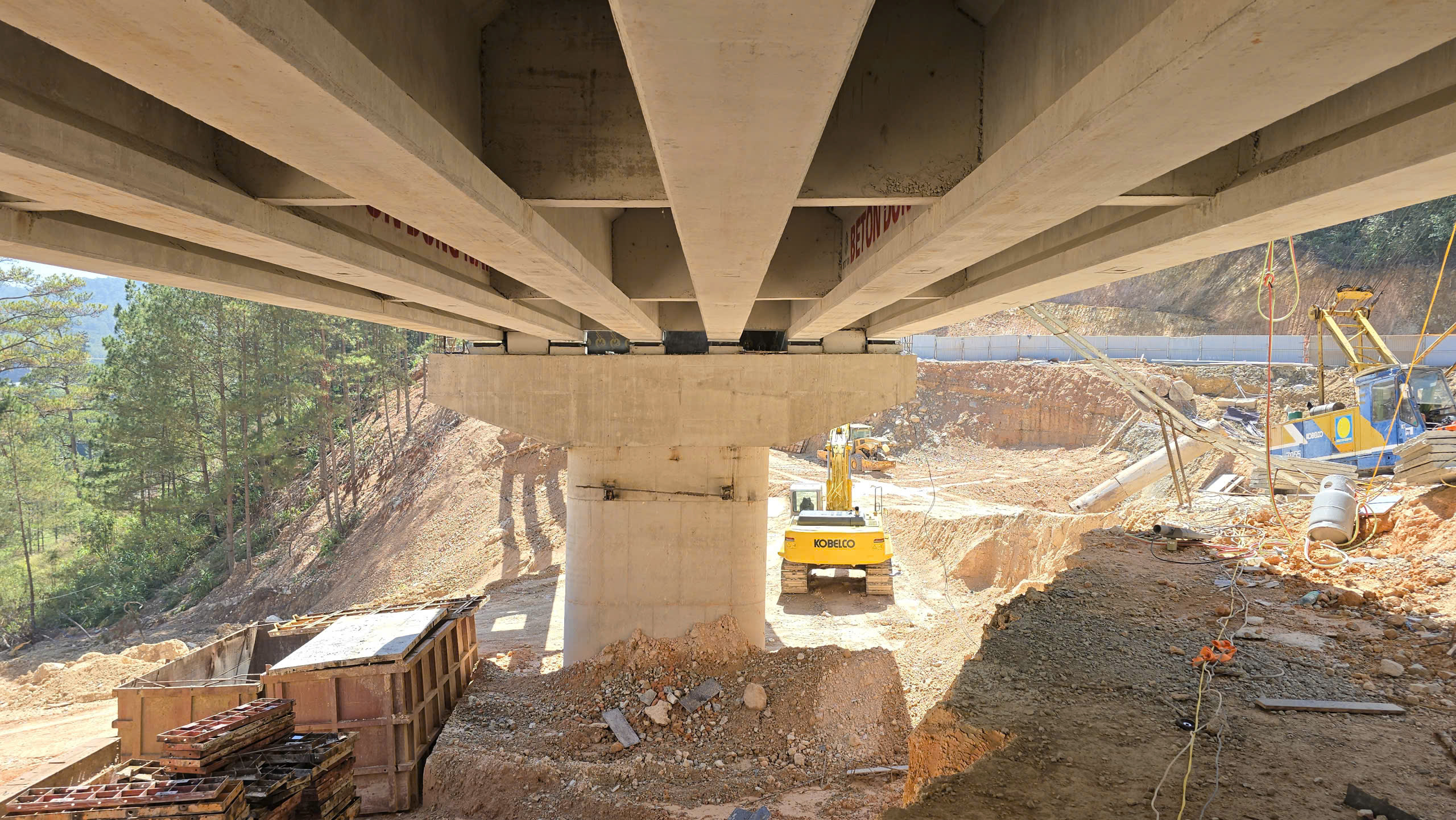 Cầu cạn đèo Mimosa ở cửa ngõ Đà Lạt thi công thần tốc sau sạt lở nghiêm trọng 4 Cận cảnh cầu cạn đèo Mimosa đạt gần 80% sau hơn 50 ngày thi công - Ảnh 4.