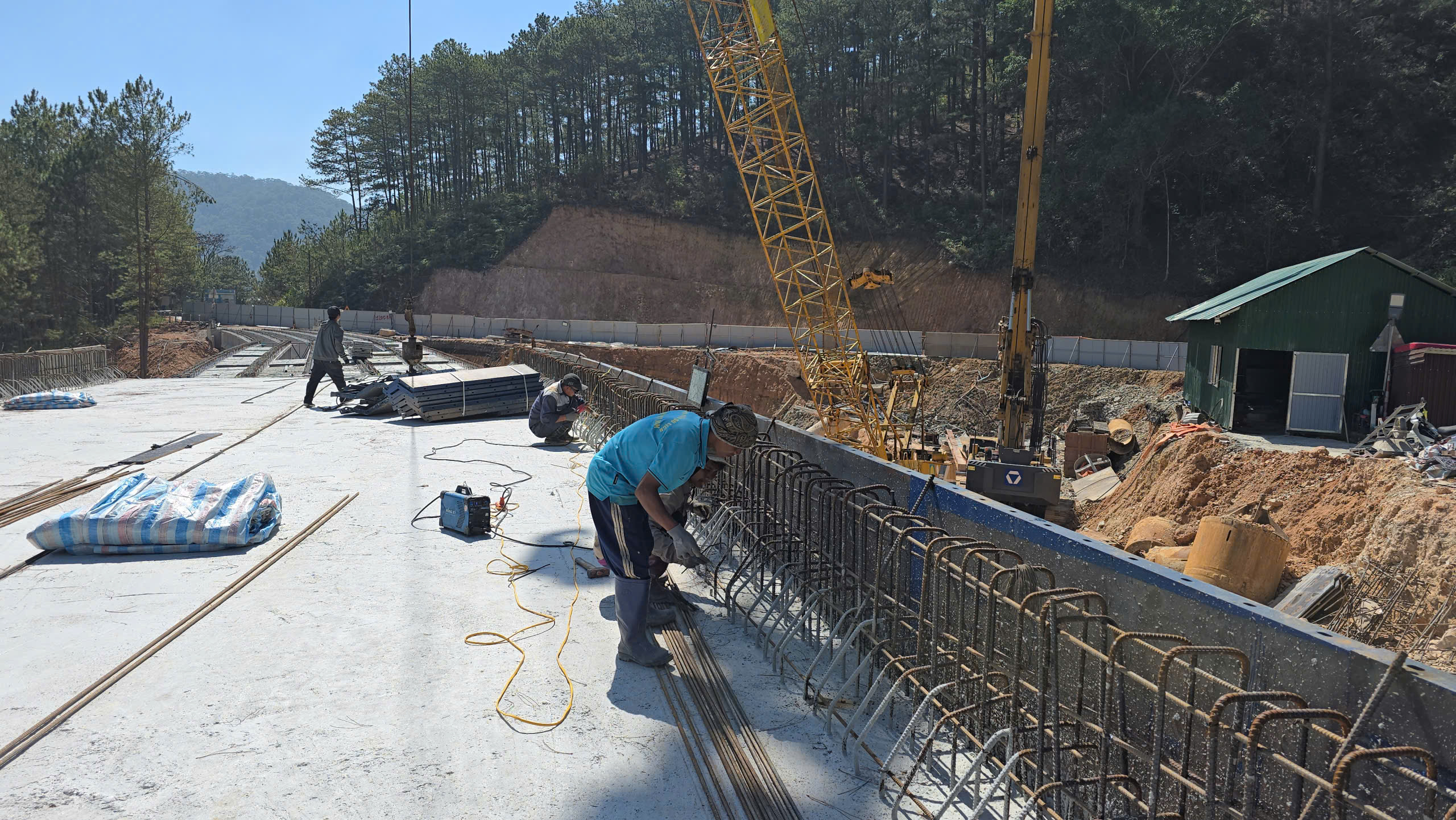 Cầu cạn đèo Mimosa ở cửa ngõ Đà Lạt thi công thần tốc sau sạt lở nghiêm trọng 5 Cận cảnh cầu cạn đèo Mimosa đạt gần 80% sau hơn 50 ngày thi công - Ảnh 5.