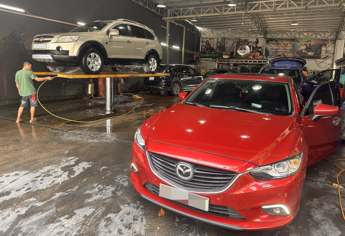 Dàn xe chờ rửa, vệ sinh nội thất sau Tết tại một xưởng ở TP HCM sáng 23/2 (mùng 7 Tết). Ảnh: Phạm Trung