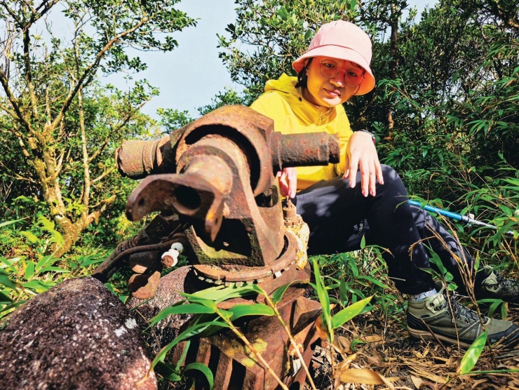 Dọc đường đi, di vật chiến tranh nằm rải rác giữa rừng già