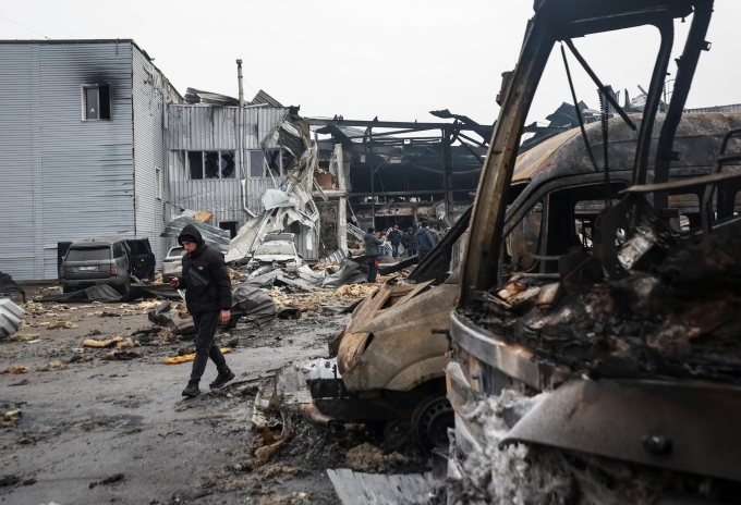 Những chiếc ôtô bị hư hại tại hiện trường một vụ tấn công bằng máy bay không người lái của Nga tại Odesa, Ukraine, ngày 13/2. Ảnh: Reuters