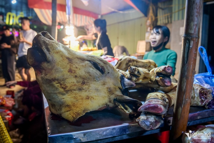 Món đỏ đầu năm hút khách tại chợ Viềng Ninh Bình, chưa kịp mua đã cháy hàng 2 Món ‘đỏ’ đầu năm hút khách tại chợ Viềng Ninh Bình, chưa kịp mua đã 'cháy hàng' - 2