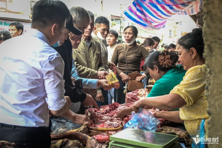 Món đỏ đầu năm hút khách tại chợ Viềng Ninh Bình, chưa kịp mua đã cháy hàng 3 Các gian hàng thịt bò, bê thui luôn tấp nập khách mua